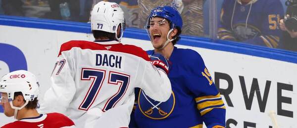 Dach a Krebs v potýčke počas zápasu Buffalo vs. Montreal.