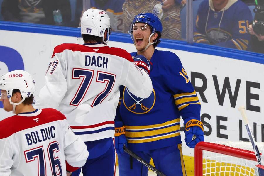 Dach a&nbsp;Krebs v&nbsp;potýčke počas zápasu Buffalo vs. Montreal.