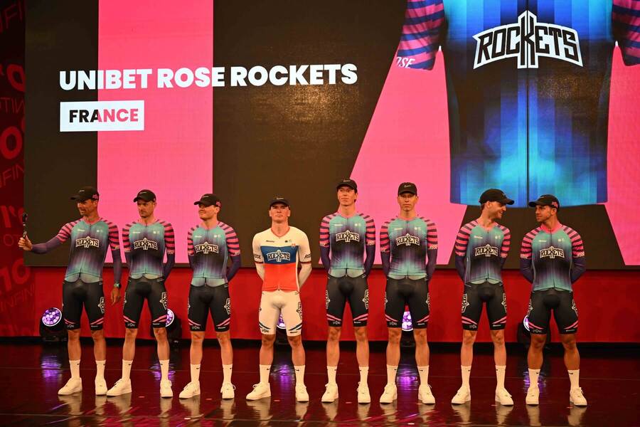 Zostava Unibet Rose Rockets na&nbsp;Gire 2026. V strede v&nbsp;drese slovenského majstra Lukáš Kubiš