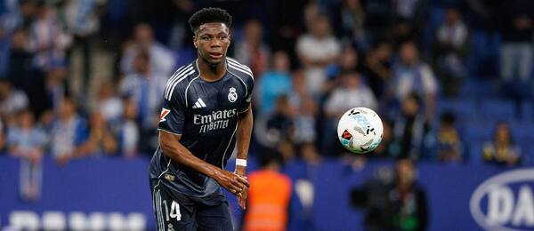 Aurelien Tchouameni z Realu Madrid vedie loptu.