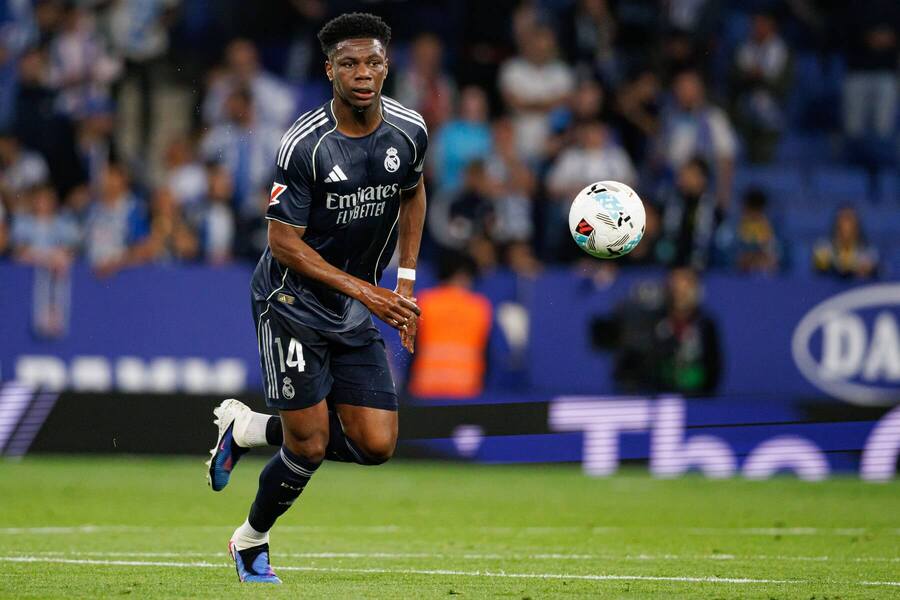 Aurelien Tchouameni z&nbsp;Realu Madrid vedie loptu.