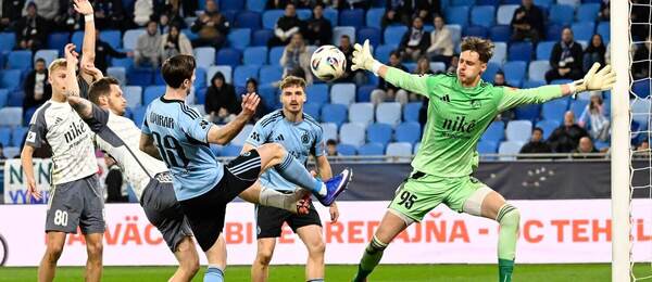 Zľava Andraž Šporar (Slovan) a vpravo brankár Matej Jurička (Podbrezová)