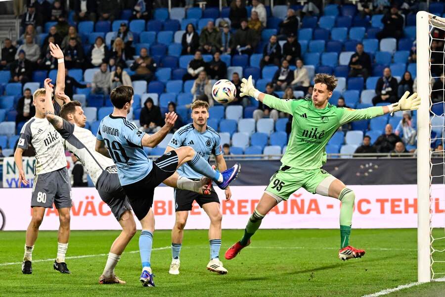 Zľava Andraž Šporar (Slovan) a&nbsp;vpravo brankár Matej Jurička (Podbrezová)