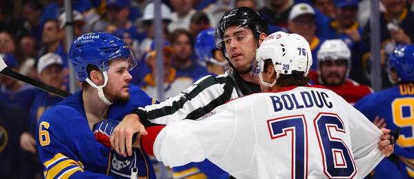 Zach Benson a Zachary Bolduc v roztržke počas zápasu Montreal vs. Buffalo.
