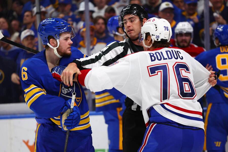 Zach Benson a&nbsp;Zachary Bolduc v&nbsp;roztržke počas zápasu Montreal vs. Buffalo.