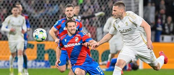 Plzeň vs. Sparta. Na fotke Patrik Hrošovský (Plzeň) a Pavel Kadeřábek (Sparta).
