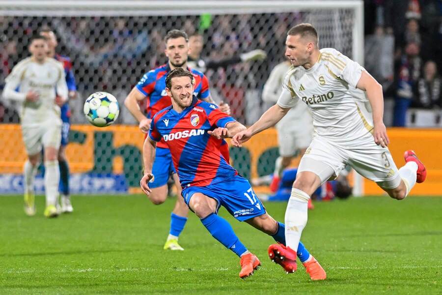 Plzeň vs. Sparta. Na fotke Patrik Hrošovský (Plzeň) a&nbsp;Pavel Kadeřábek (Sparta).