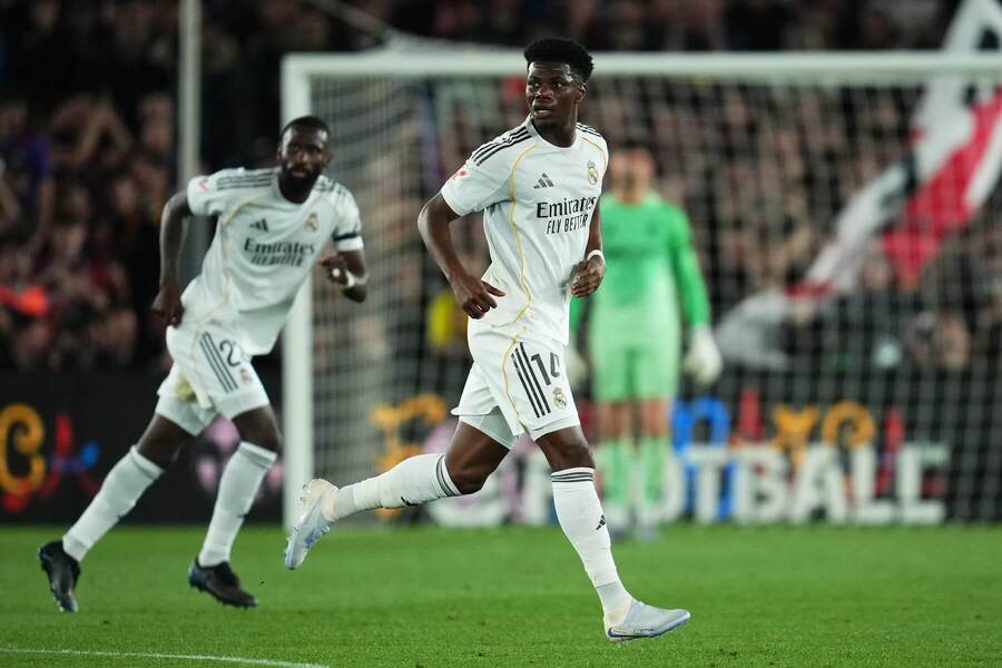 Aurelien Tchouameni počas zápasu Barcelona vs. Real Madrid.