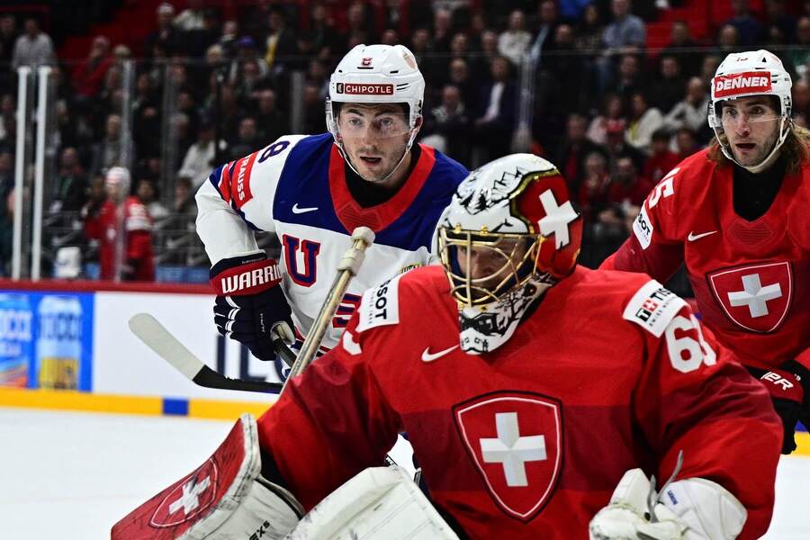 Momentka z&nbsp;finále MS v&nbsp;ľadovom hokeji 2025 medzi USA a&nbsp;Švajčiarskom