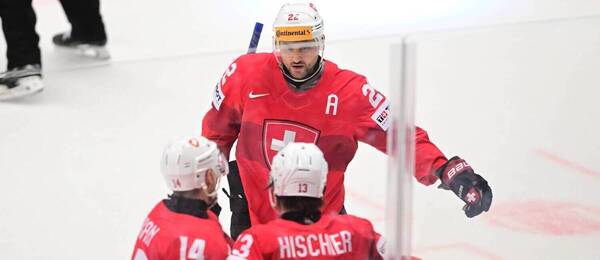 Švajčiari Nino Niederreiter, Nico Hischier (číslo dresu 13) a Dean Kukan (14) oslavujú gól v sieti Nemecka na MS v hokeji 2024