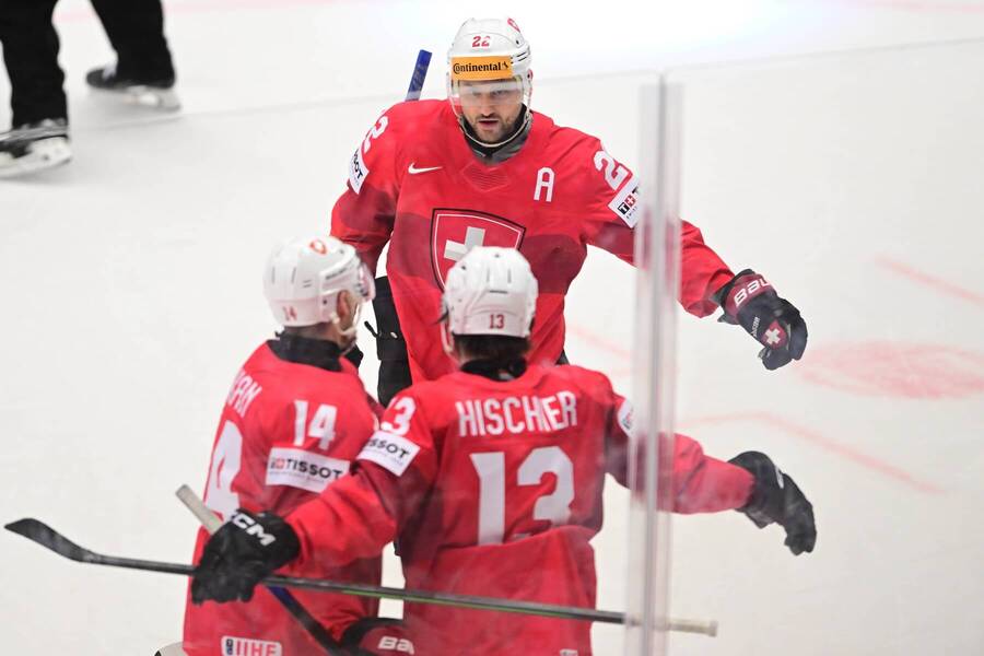 Švajčiari Nino Niederreiter, Nico Hischier (číslo dresu 13) a&nbsp;Dean Kukan (14) oslavujú gól v&nbsp;sieti Nemecka na&nbsp;MS v&nbsp;hokeji 2024