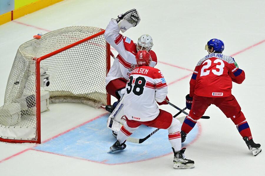 Brankár Dánska Frederik Dichow Nissen inkasuje gól z&nbsp;hokejky Romana Červenku, uprostred útočníci Morten Poulsen a&nbsp;Lukáš Sedlák, počas zápasu Česko vs. Dánsko (7:2) na&nbsp;MS v&nbsp;hokeji 2025