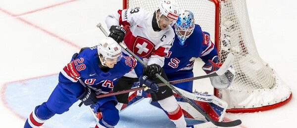Švajčiarsky útočník Christoph Bertschy (uprostred) pred bránkou USA v zápase USA vs. Švajčiarsko v základnej B-skupine na MS v hokeji 2025