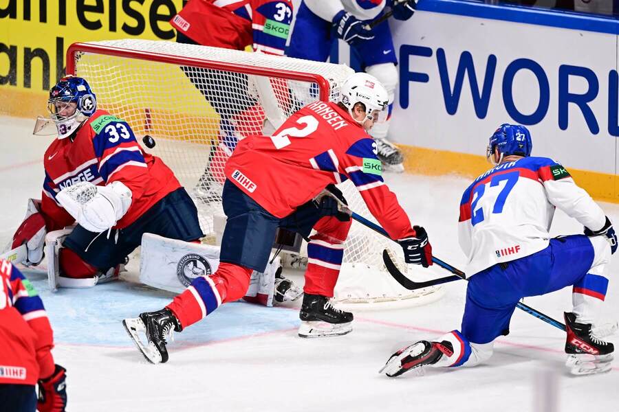 Slovenský útočník Marek Hrivík (vpravo) strieľa úvodný gól zápasu Slovensko vs. Nórsko na&nbsp;MS v&nbsp;ľadovom hokeji 2023