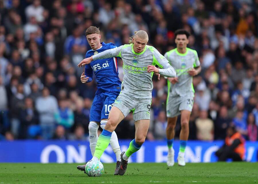 Chelsea vs. Manchester City. Na fotke Cole Palmer (Chelsea) a&nbsp;Erling Haaland (Man City)