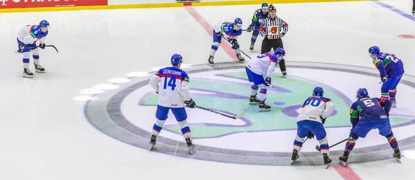 Úvodné buly zápasu Taliansko vs. Slovensko na MS 2022.