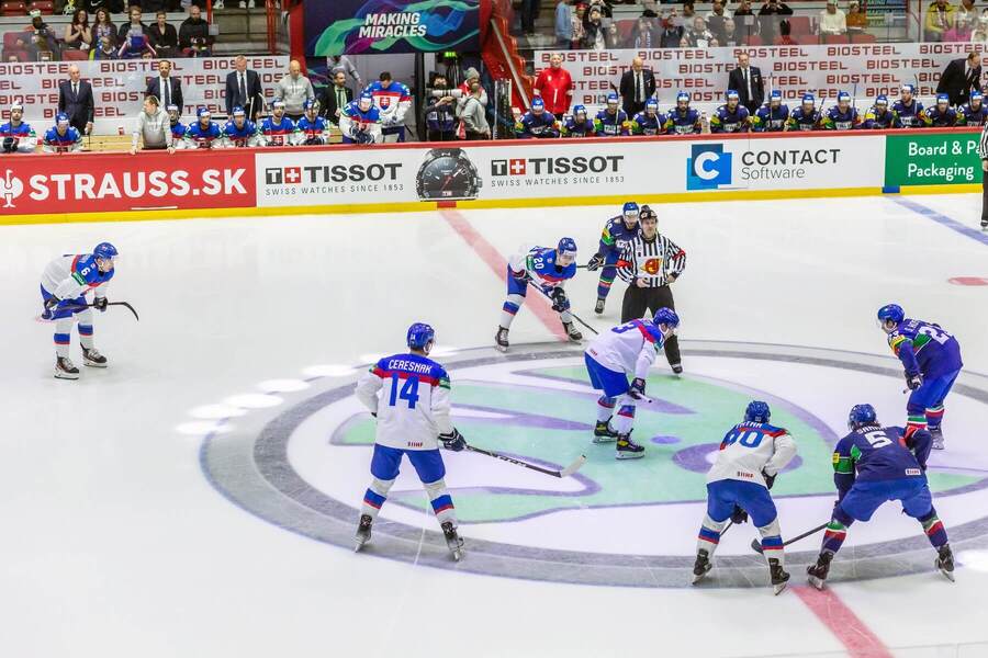 Úvodné buly zápasu Taliansko vs. Slovensko na&nbsp;MS 2022.