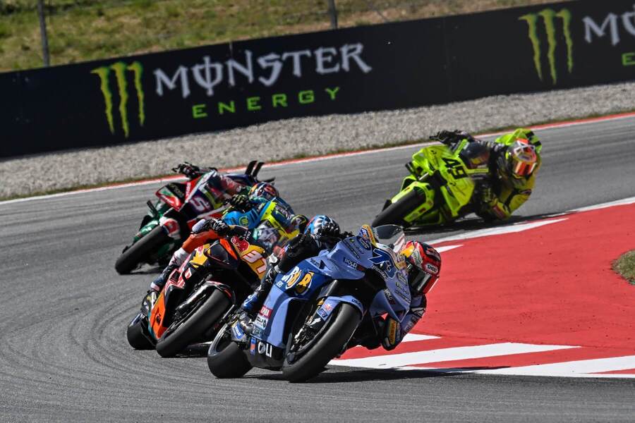 Álex Márquez, Pedro Acosta, Johann Zarco a&nbsp;Fabio Di Giannantonio v&nbsp;šprinte na&nbsp;VC Katalánska 2026.