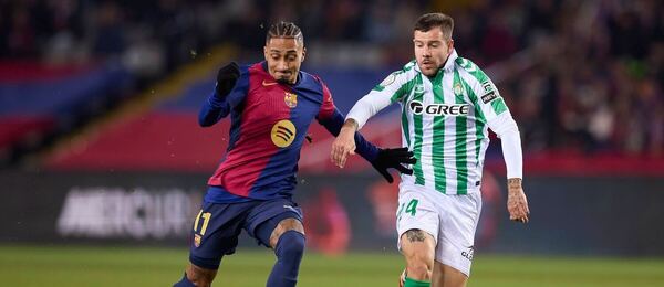 Barcelona vs. Betis. Na fotke Raphinha a Aitor Ruibal v súboji o loptu.