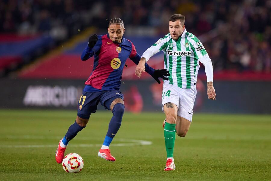 Barcelona vs. Betis. Na fotke Raphinha a&nbsp;Aitor Ruibal v&nbsp;súboji o&nbsp;loptu.