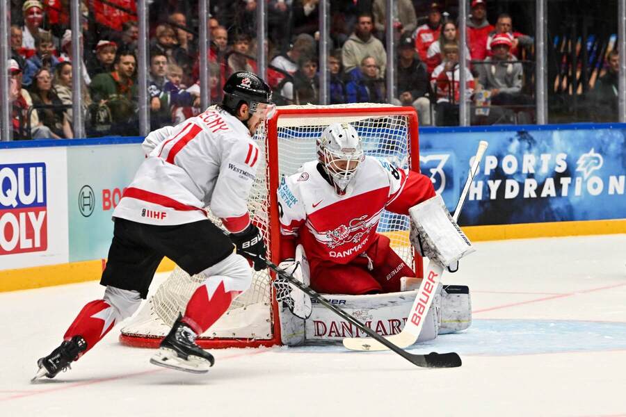Útočník Kanady Travis Konecny pred&nbsp;brankárom Dánska (MS 2025)