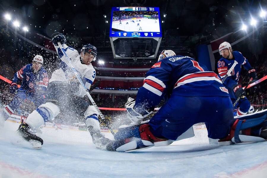 Jeden z&nbsp;fínskych útokov na&nbsp;bránku Američanov vo&nbsp;štvrťfinálovom zápase USA vs. Fínsko na&nbsp;MS v&nbsp;ľadovom hokeji 2025