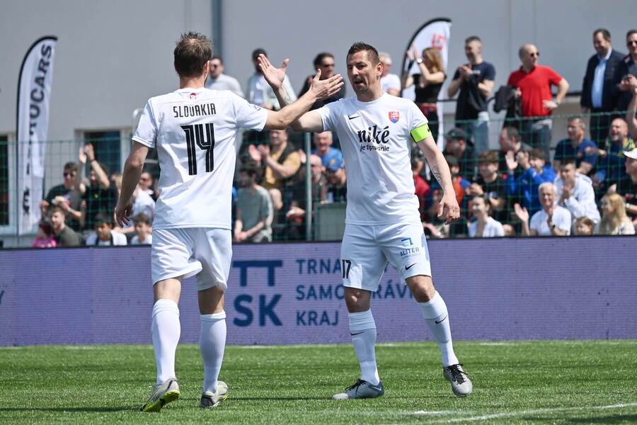 Gólová radosť hráčov Slovenska v&nbsp;zápase proti Anglicku na&nbsp;turnaji v&nbsp;malom futbale EMF Nations Games 2023