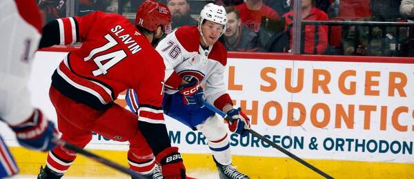 Slavin a Bolduc vo vzájomnom zápase NHL Carolina – Montreal v marci 2026.