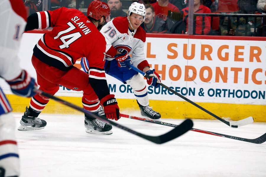 Slavin a&nbsp;Bolduc vo&nbsp;vzájomnom zápase NHL Carolina – Montreal v&nbsp;marci 2026.