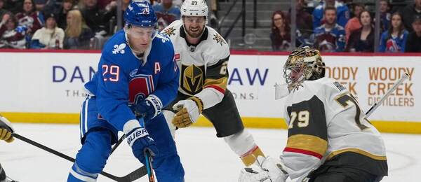 Center Colorada Nathan MacKinnon (v popredí zľava) sa snaží dostať puk za chrbát brankára Vegas Cartera Harta počas posledného vzájomného zápasu Colorado Avalanche vs. Vegas Golden Knights v základnej časti NHL 2025/2026
