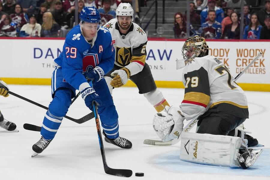 Center Colorada Nathan MacKinnon (v popredí zľava) sa snaží dostať puk za&nbsp;chrbát brankára Vegas Cartera Harta počas posledného vzájomného zápasu Colorado Avalanche vs. Vegas Golden Knights v&nbsp;základnej časti NHL 2025/2026