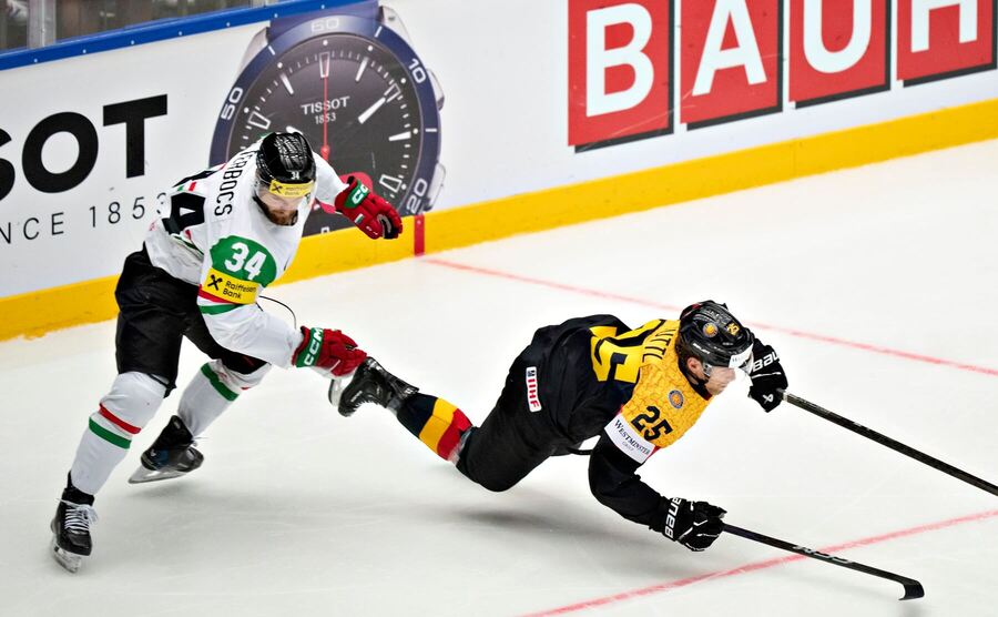 István Terbócs fauloval Leona Huttla v&nbsp;zápase Nemecka a&nbsp;Maďarska na&nbsp;MS 2026.
