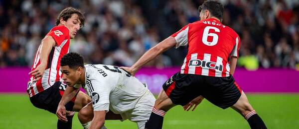 Záložník Realu Jude Bellingham medzi záložníkmi Unaiom Gómezom (vľavo) a Mikelom Vesgom z Bilbaa počas zápasu Real Madrid CF vs. Athletic Bilbao v 32. kole La Ligy 2024/2025