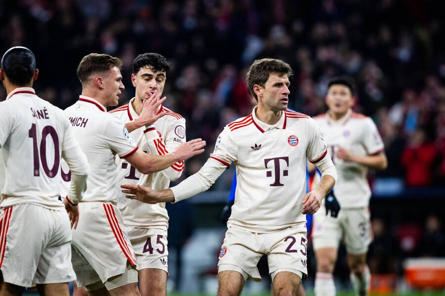 Thomas Miller so&nbsp;spoluhráčmi z&nbsp;FC Bayern Mníchov.