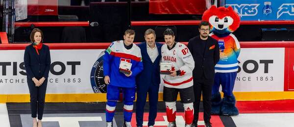 Adam Sýkora a Sidney Crosby odmenenými hráčmi po zápase Kanada vs. Slovensko na MS 2025.