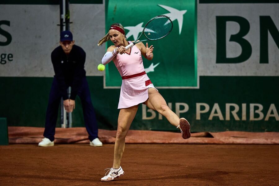 Rebecca Šramková počas zápasu s&nbsp;Kaylou Cross v&nbsp;1. kole kvalifikácie French Open 2026