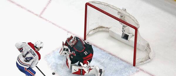 Nick Suzuki pred brankárom Frederikom Andersenom.