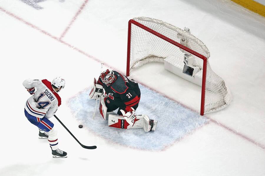 Nick Suzuki pred&nbsp;brankárom Frederikom Andersenom.