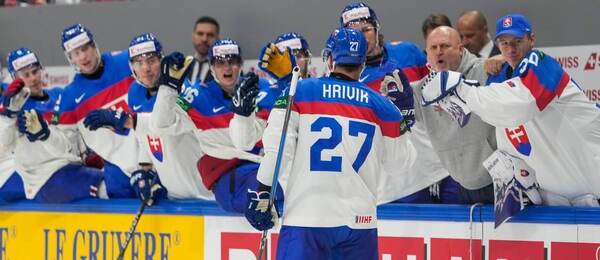 Marek Hrivík sa teší so slovenskou striedačkou (MS v hokeji 2026).