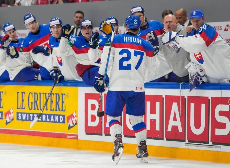 Marek Hrivík sa teší so&nbsp;slovenskou striedačkou (MS v&nbsp;hokeji 2026).