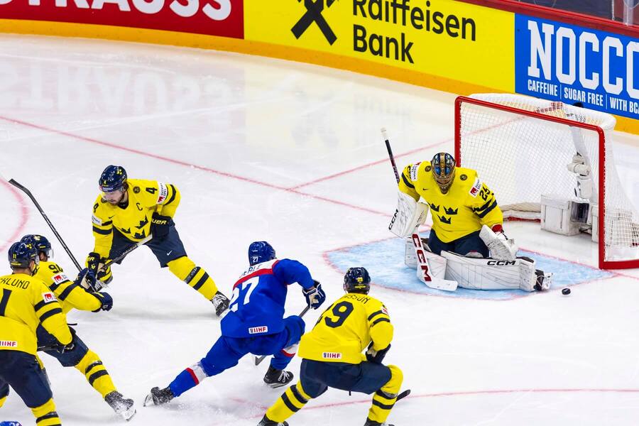 Kapitán Slovenska Marek Hrivík medzi hráčmi Švédska.