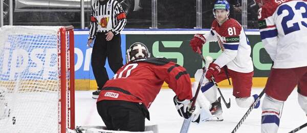 Čech Dominik Kubalík (uprostred) strieľa gól Kanade v zápase Kanada vs. Česko na MS v ľadovom hokeji 2024