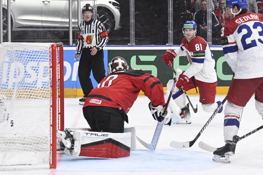 Čech Dominik Kubalík (uprostred) strieľa gól Kanade v&nbsp;zápase Kanada vs. Česko na&nbsp;MS v&nbsp;ľadovom hokeji 2024