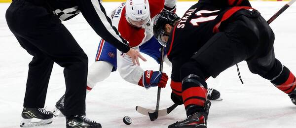 Buly medzi Suzukim a Staalom vo finále Východnej konferencie NHL.