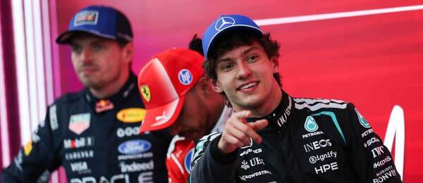 V popredí Kimi Antonelli, za ním Lewis Hamilton a Max Verstappen