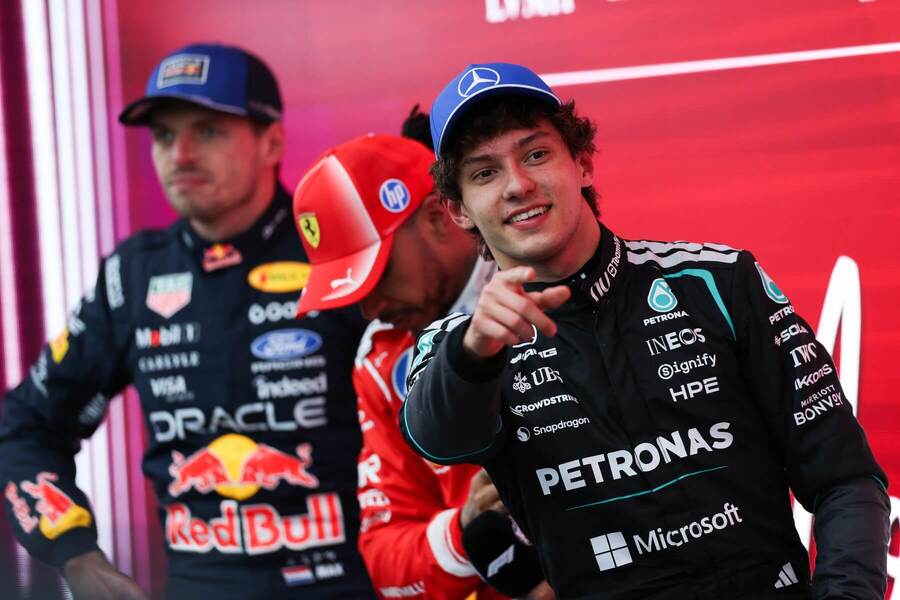 V popredí Kimi Antonelli, za&nbsp;ním Lewis Hamilton a&nbsp;Max Verstappen