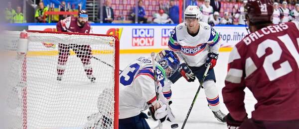Nórsky brankár Henrik Haukeland kryje lotyšskú strelu, situáciu sledujú zblízka jeho spoluhráč Max Krogdahl (uprostred) a Lotyš Rūdolfs Balcers (vpravo) počas zápasu Lotyšsko vs. Nórsko na MS v ľadovom hokeji 2023