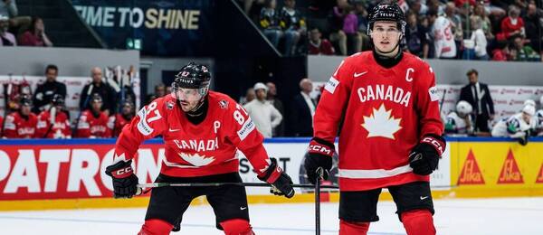 Sidney Crosby a Macklin Celebrini – bývalý a súčasný kapitán Kanady, vekový rozdiel 19 rokov