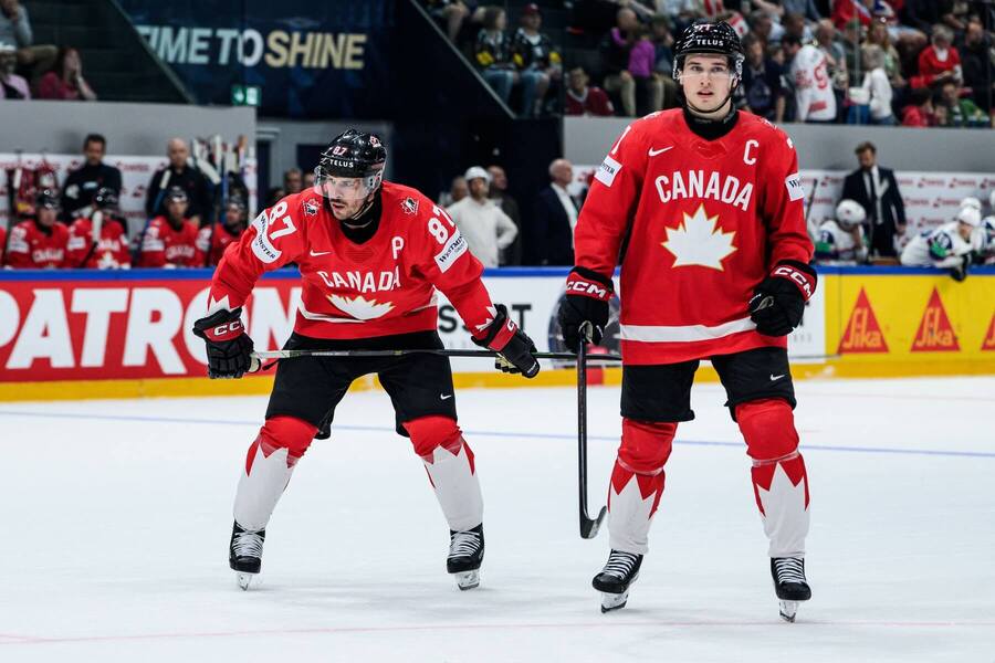 Sidney Crosby a&nbsp;Macklin Celebrini – bývalý a&nbsp;súčasný kapitán Kanady, vekový rozdiel 19 rokov