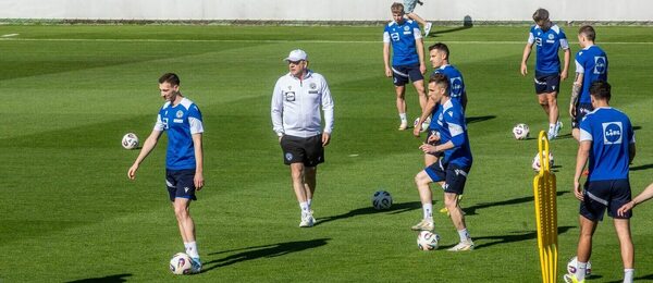 Tréner Slovenska Vladimír Weiss starší na prvom tréningu v Senci.